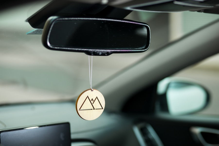 Natürlicher Autoduft aus Zirbe Berge