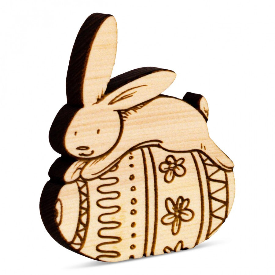 Zirbenhase Mini liegend auf Osterei 1