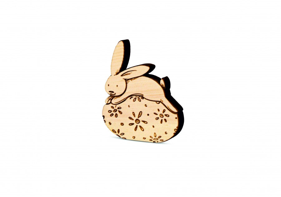 Zirbenhase Mini liegend auf Osterei 2