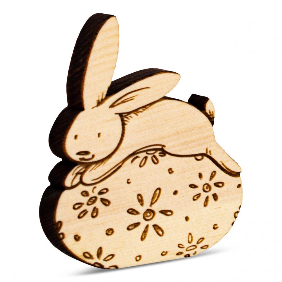 Zirbenhase Mini liegend auf Osterei 2